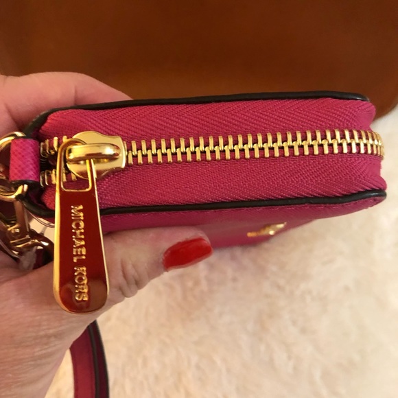 SALE🌼Michael Kors Zip Wallet Fuschia💥 - Picture 3 of 11